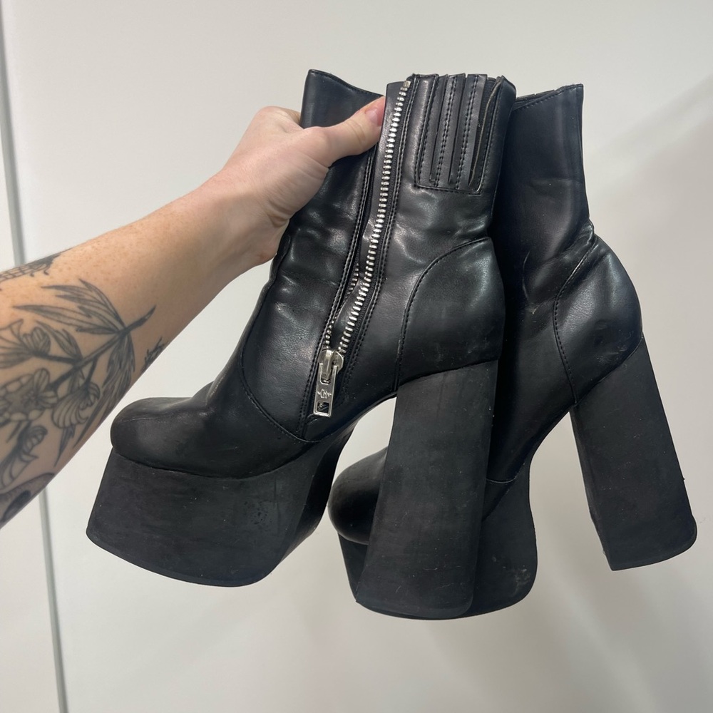 Dollskill Platforms